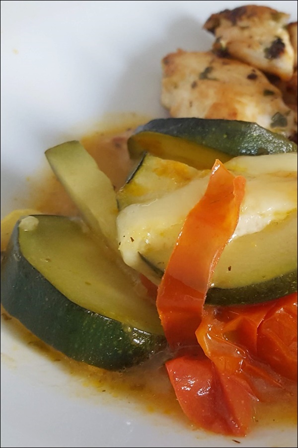 schnelles Zucchinigemüse mit gebratener Hühnchenbrust
