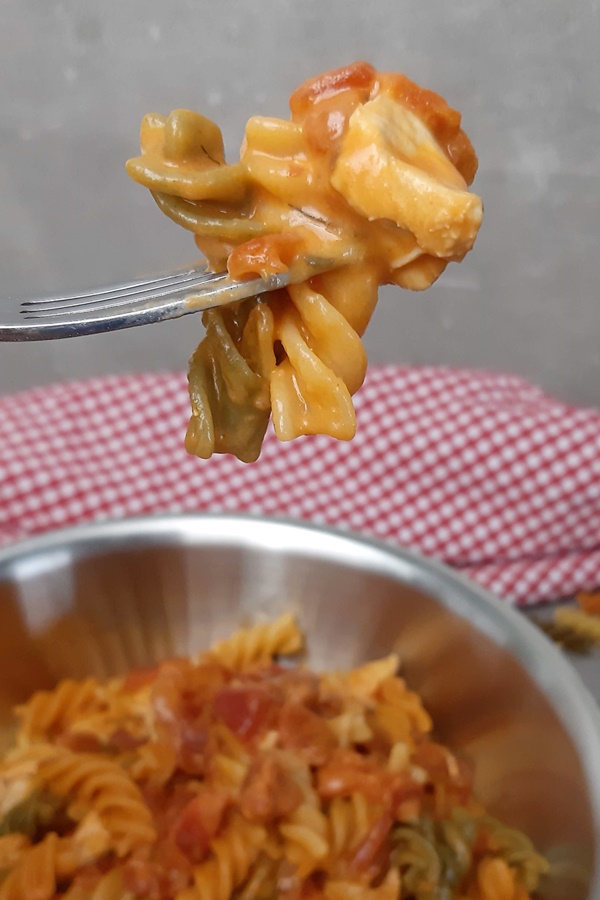 One Pot Pasta Fusilli mit Hühnchen und Tomatensoße | Honey-loveandlike ...