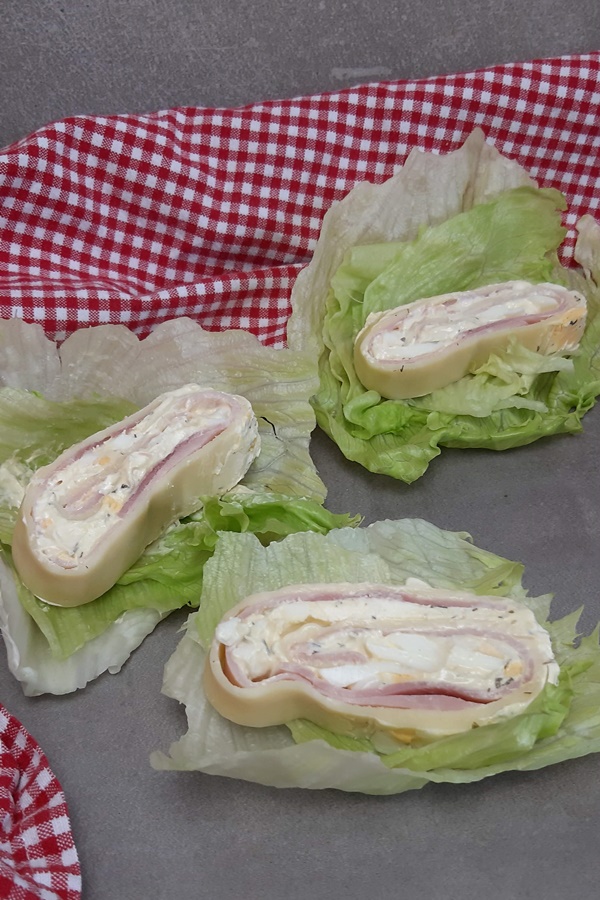 Lowcarb Käse-Eierrolle auf Eisbergsalat mit Cloud Bread | Honey ...