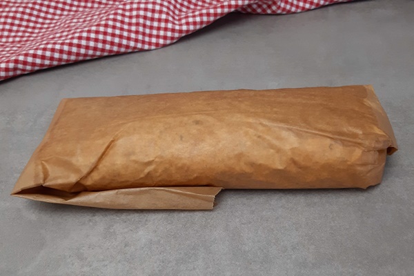 Lowcarb Käse-Eierrolle auf Eisbergsalat mit Cloud Bread 