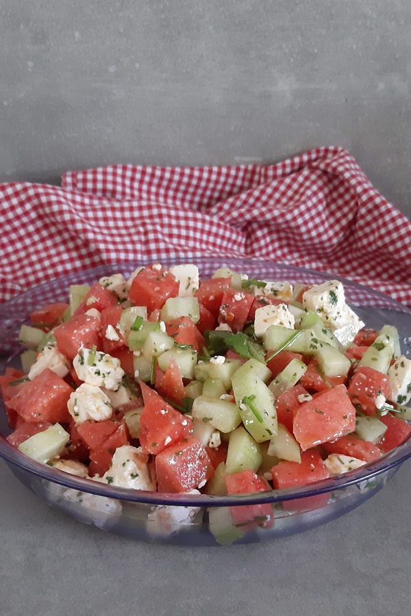 Die perfekte Kombi! Melonen-Feta-Salat mit Gurke! | Honey-loveandlike ...