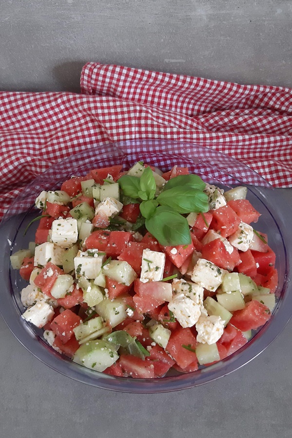 Die perfekte Kombi! Melonen-Feta-Salat mit Gurke! | Honey-loveandlike ...