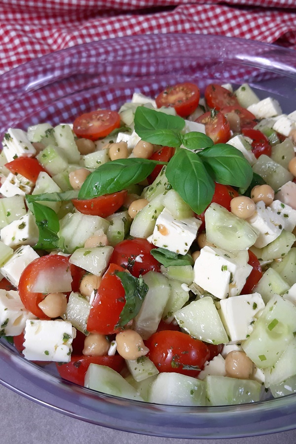 Tomaten-Feta-Salat mit Kichererbsen und Gurke - die perfekte Kombi ...