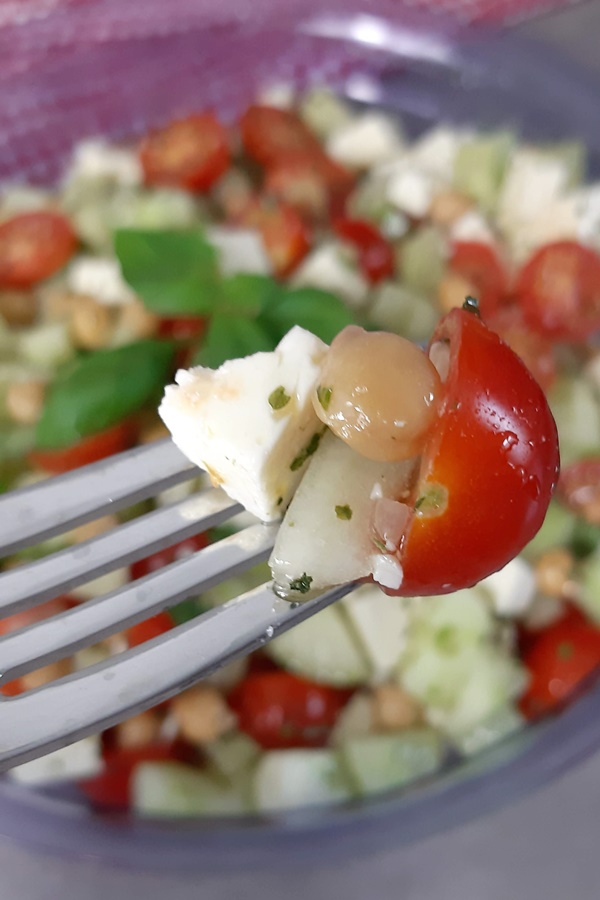 Tomaten-Feta-Salat mit Kichererbsen - eine wahre Proteinbombe! | Honey ...