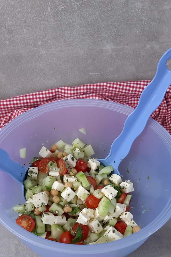 Tomaten-Feta-Salat mit Kichererbsen und Gurke - die perfekte Kombi ...