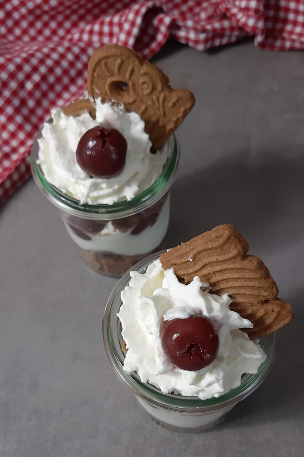 Schichtdessert mit Kirschen und Spekulatius mit nur 4