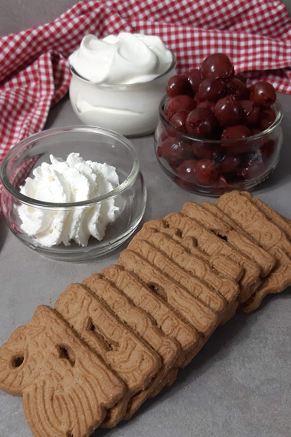 Schichtdessert mit Kirschen und Spekulatius mit nur 4 Zutaten | Honey ...