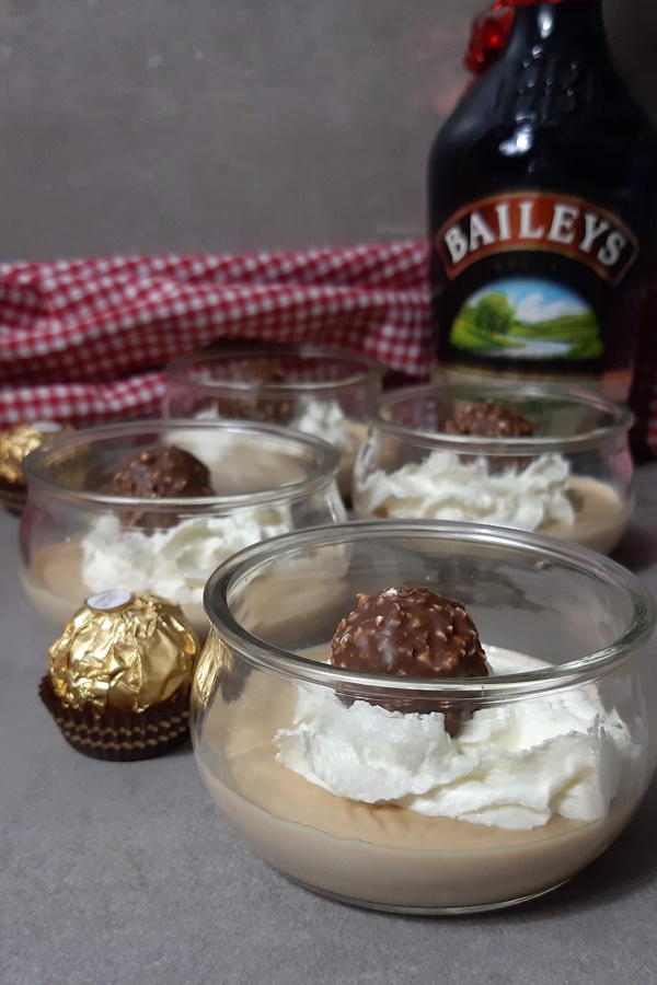 Baileys Creme Dessert zu Weihnachten mit Rocher Honey