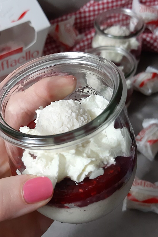 Vanille Panna Cotta mit Himbeersoße und Raffaello | Honey-loveandlike ...