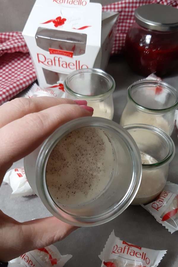 Vanille Panna Cotta mit Himbeersoße und Raffaello | Honey-loveandlike ...