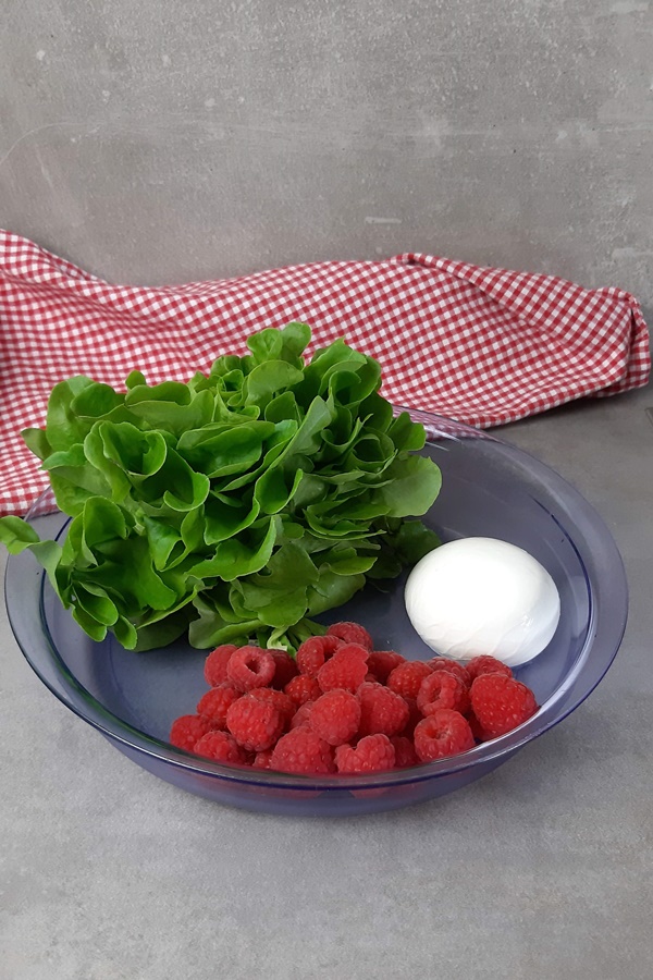 Himbeeren &amp; Burrata auf grünem Salat mit Himbeeressig | Honey ...