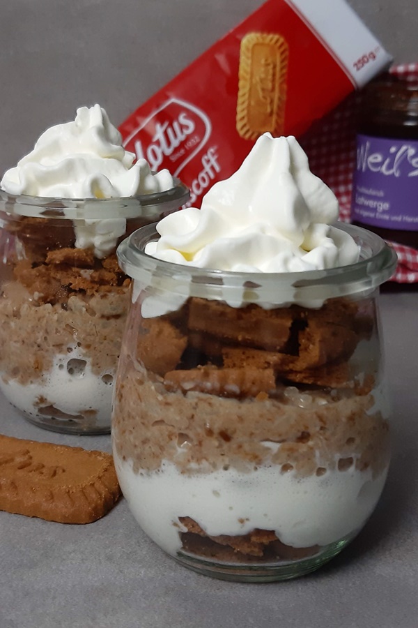 Milchreis Dessert mit Zwetschgenmus und Lotus Biscuit